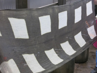 ユーカリで草木染したストール。黒色が染まります(鉄媒染) ユーカリで草木染したストール。黒色が染まります(鉄媒染)