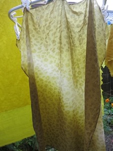 笹で草木染したスカーフ