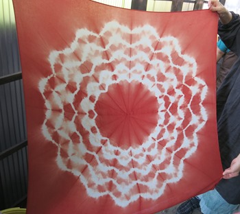 西洋茜で草木染した風呂敷。絞り技法