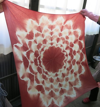 西洋茜で草木染した風呂敷。絞り技法