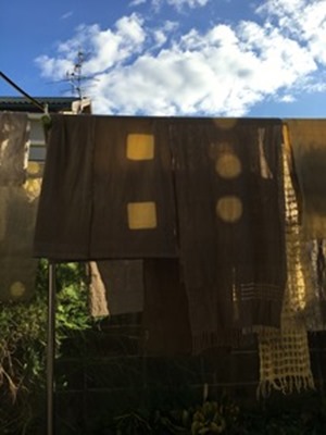 月桂樹で草木染したのれんとテーブルセンター