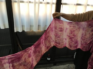 蘇芳（スオウ）で草木染したストール。