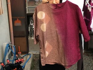 蘇芳（スオウ）で草木染した服。