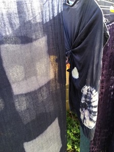 ログウッドで草木染した、ストール。青紫色です。 ログウッドで草木染した、ストール。青紫色です。