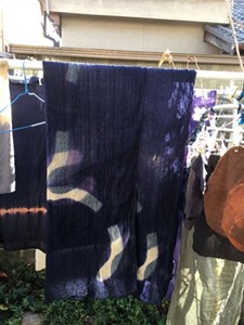 ログウッドで草木染した、布。青紫色です。