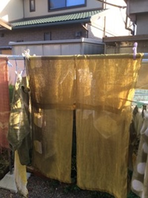 ワラビの葉で草木染した、のれん