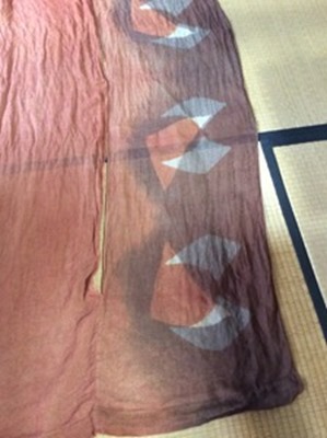 ビワで草木染した、暖簾