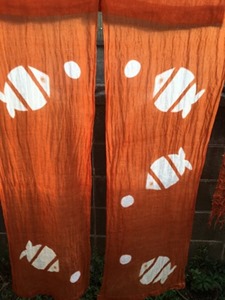 黄花コスモスで草木染した麻のれん