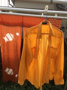 黄花コスモスで草木染め。麻素材とシルク素材の色