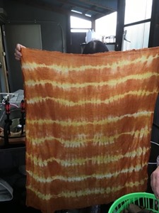 黄花コスモスで草木染め