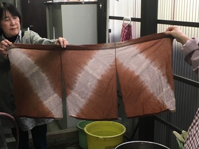 黄花コスモスで草木染め