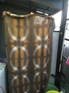 黄花コスモスで草木染め