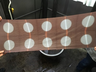 梅で草木染にしたてぬぐい。板締め技法