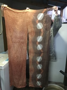 梅で草木染にしたのれん。板締め技法