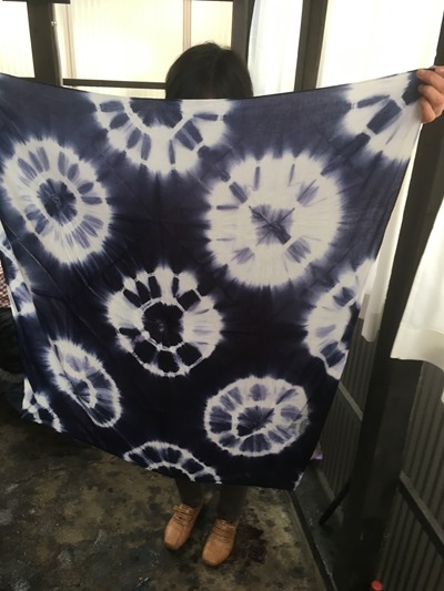 ログウッドで草木染。折り紙のように絞り染めした風呂敷