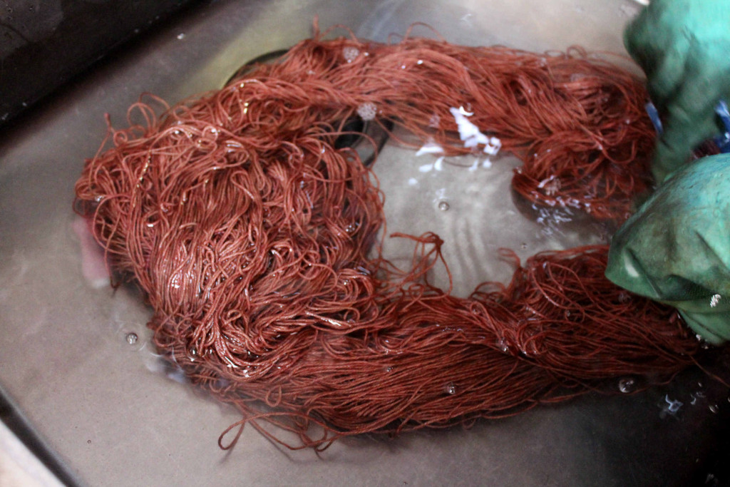 西洋茜で草木染した麻糸