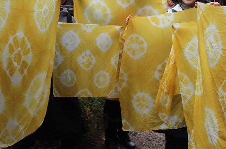 蝋梅（ろうばい）で草木染。絞り染めした風呂敷