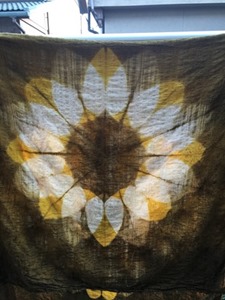 マリーゴールドで草木染。板締め技法。