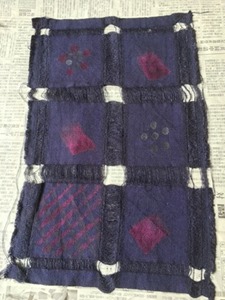 ログウッドで草木染したコースターの着抜技法