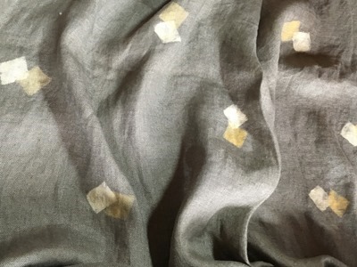 月桂樹で草木染した布の着抜技法