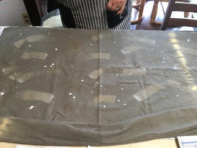 ナンキンハゼで草木染した布の着抜技法。しぶき模様