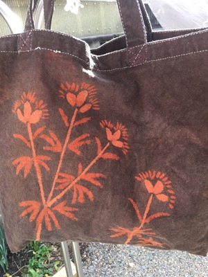 草木染に着抜技法したバッグ 草木染に着抜技法したバッグ