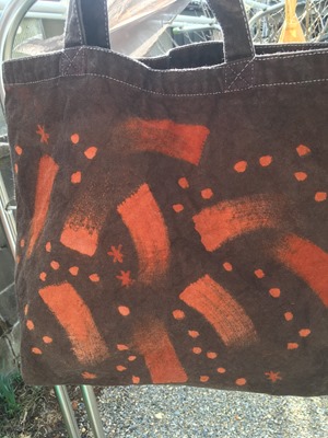 草木染に着抜技法したバッグ 草木染に着抜技法したバッグ