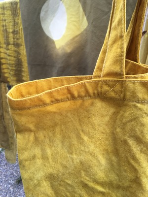 人参葉で草木染した作品、黄色が染まります