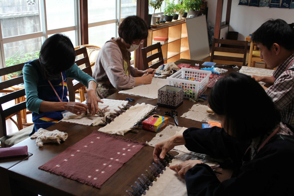 洗濯バサミとビー玉の絞り染め