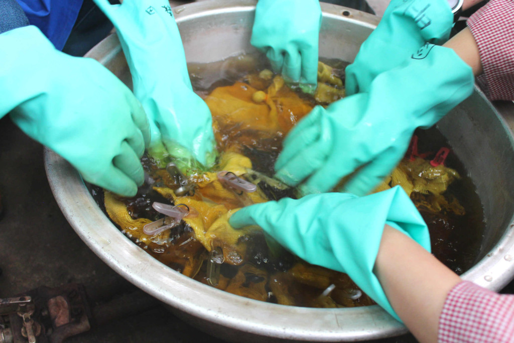 洗濯バサミとビー玉の絞り染め