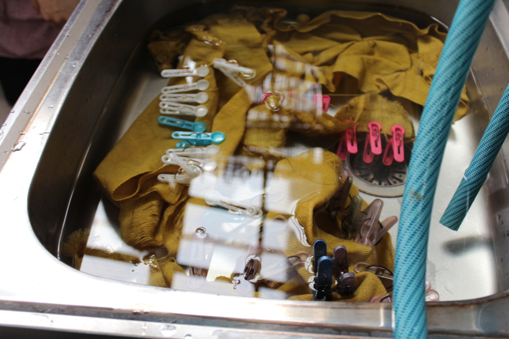 洗濯バサミとビー玉の絞り染め