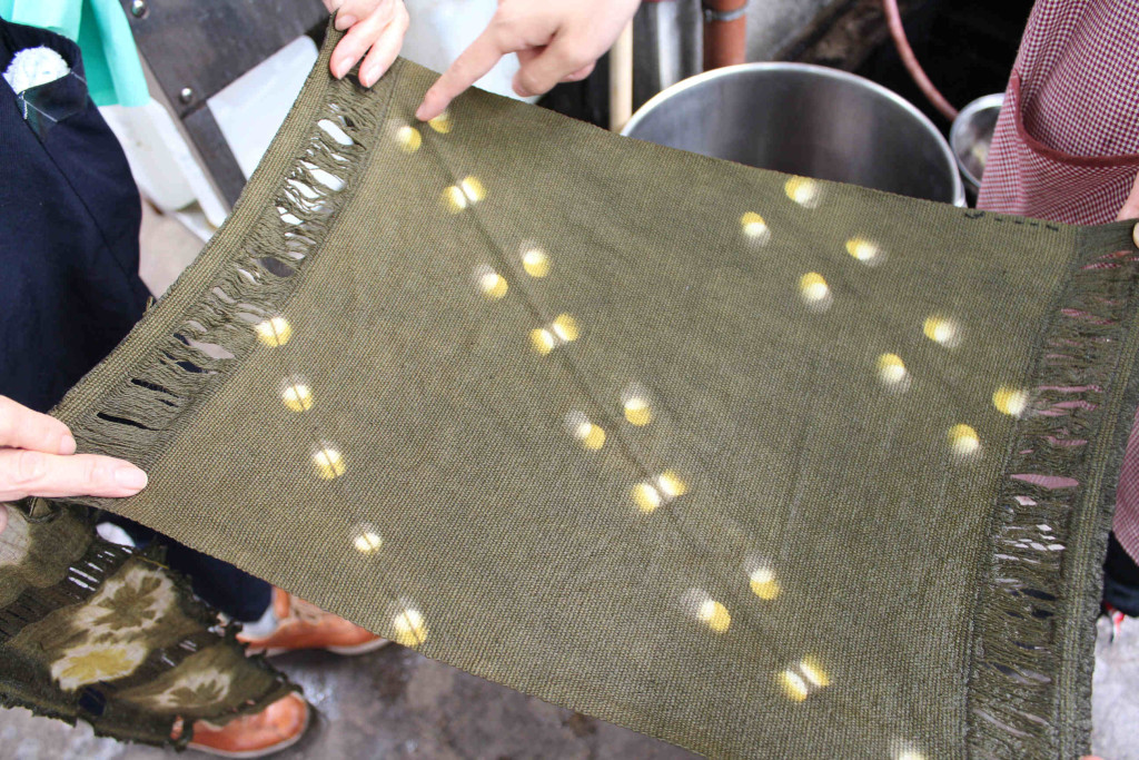 洗濯バサミとビー玉の絞り染め