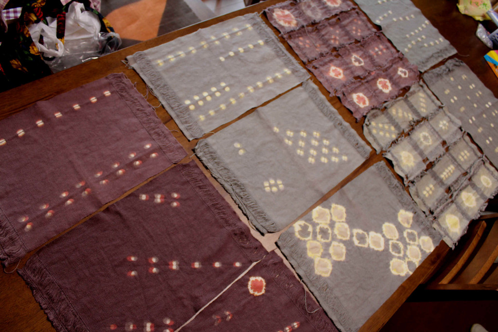 洗濯バサミとビー玉の絞り染め