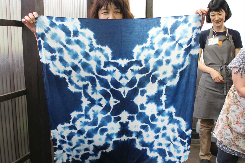 藍染で雪花絞りとおりがみ絞り
