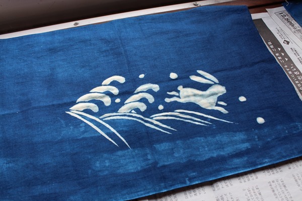 草木染教室で藍抜染技法