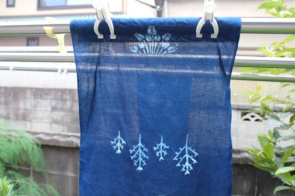 草木染教室で藍抜染技法。やり方4