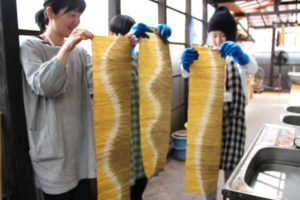 2色の麻座布団生地と輪ゴム絞りの麻ランナー