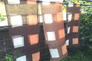 板締め絞りと縫い絞りの基本 ｜ ユーカリ、ピラカンサスで草木染　