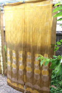 ライン絞りと板締め絞りの応用編 ｜ピラカンサスとオリーブで草木染　