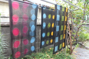 黄花コスモス、栗、サルスベリで草木染～花火模様の絞り染めを学ぶ