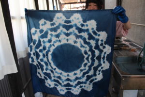 藍染～雪花絞りと藍抜染