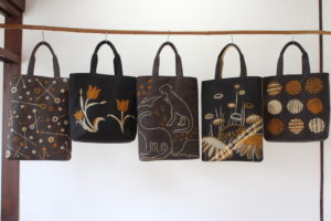 アカメガシワで草木染～着抜技法で描いたバッグ出来上がりました！