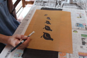 アカメガシワで草木染∼着抜技法で描きバッグのテキスタイルを作る