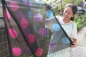 キバナコスモスで花火模様のブラウス＆多色の草木染めストール