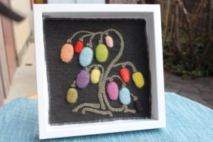 いろいろな草木で染めた糸と原毛を使った額絵作品