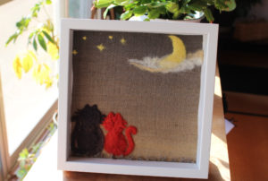 二匹寄り添った猫ちゃんの草木染で作った額絵作品