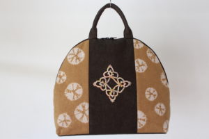 様々な植物で多色染したシルクの糸で編んだタティングレースを栗で染めた布と合わせて作ったバッグ