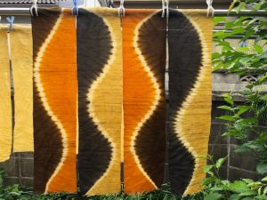 曲線を挟んで色違いの草木染ランナー