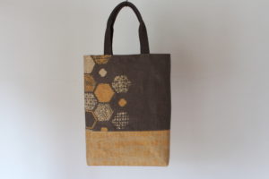 月桂樹で草木染して、二胡の花窓と楽譜をデザインしたバッグ