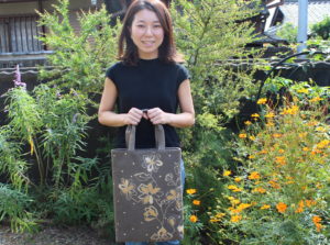 月桂樹で染めて、着抜技法で模様を描きバッグを創る月桂樹で染めて、バッグを創る